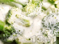 Рецепта Бланширани броколи в сос от прясно мляко и синьо сирене